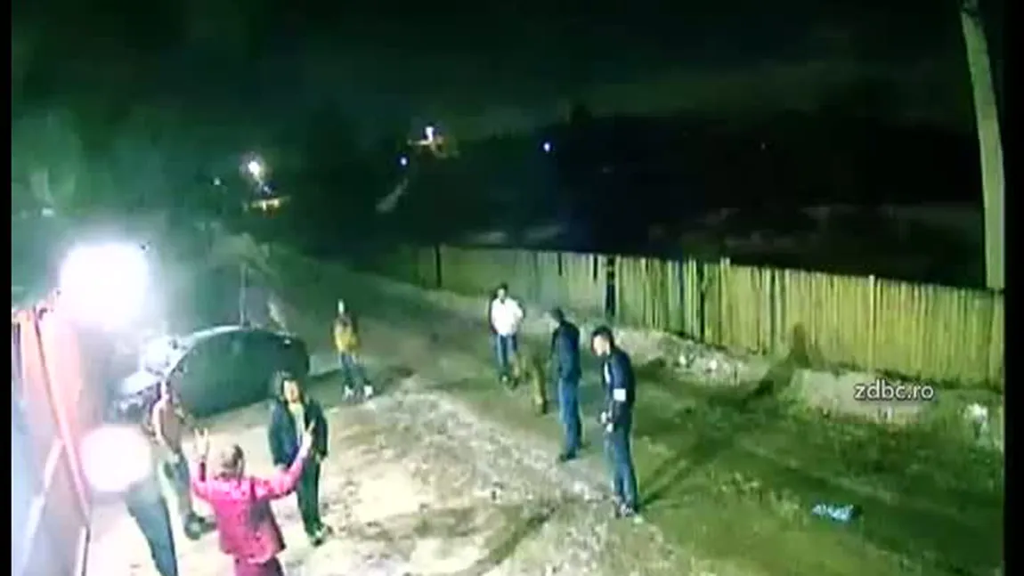 Un sat din Bacău, ca-n Vestul Sălbatic. Bandele de tâlhari se bat pe uliţe VIDEO