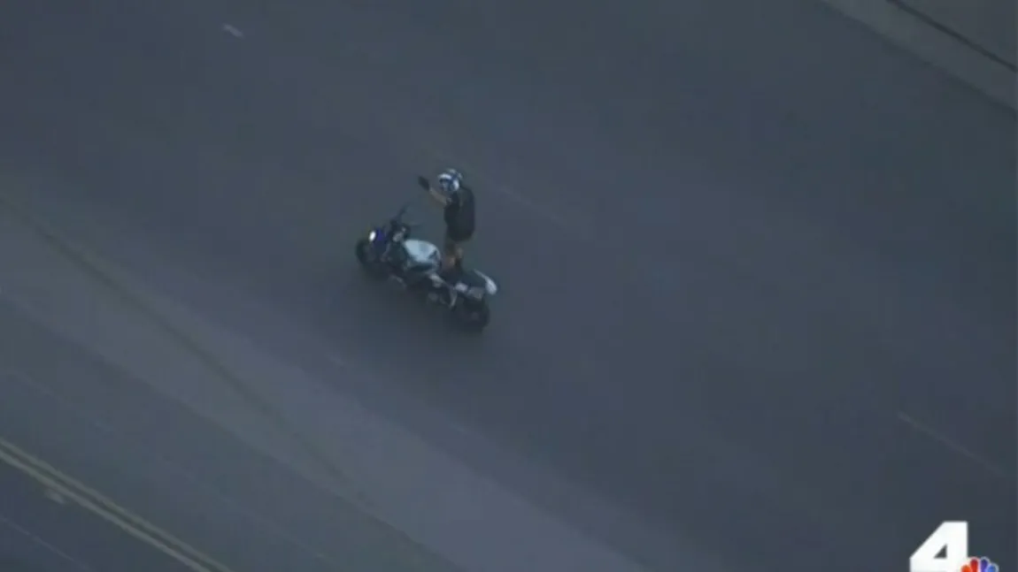 Urmărit de poliţie, face acrobaţii pe motocicletă. Tupeu incredibil, la 160 km/oră VIDEO