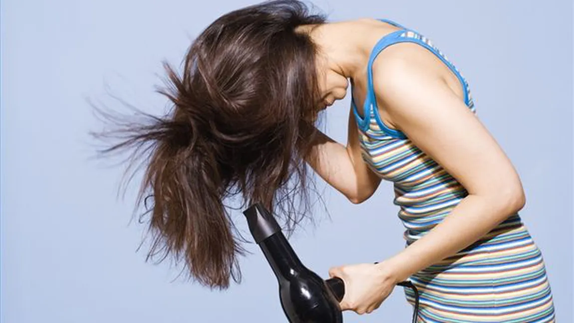 Obiceiuri dăunătoare părului: Aşa-ţi distrugi podoaba capilară