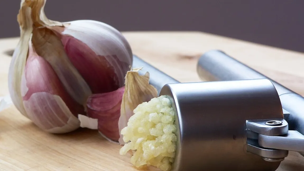 Ce păţeşti dacă mănânci usturoi pe stomacul gol