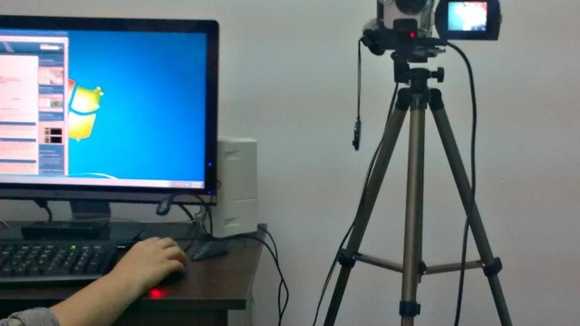 Spionată de vecini, în timp ce făcea videochat. Cum a ajuns o tânără de râsul lumii VIDEO