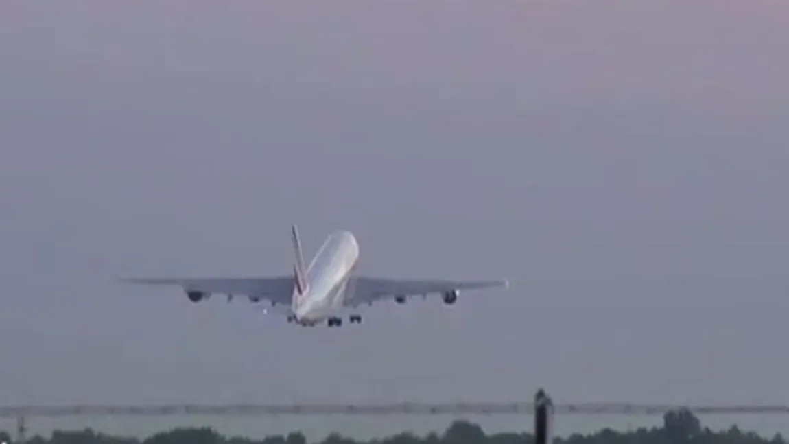 ATERIZARE de urgenţă pe aeroportul Otopeni. Unei femei i s-a făcut rău