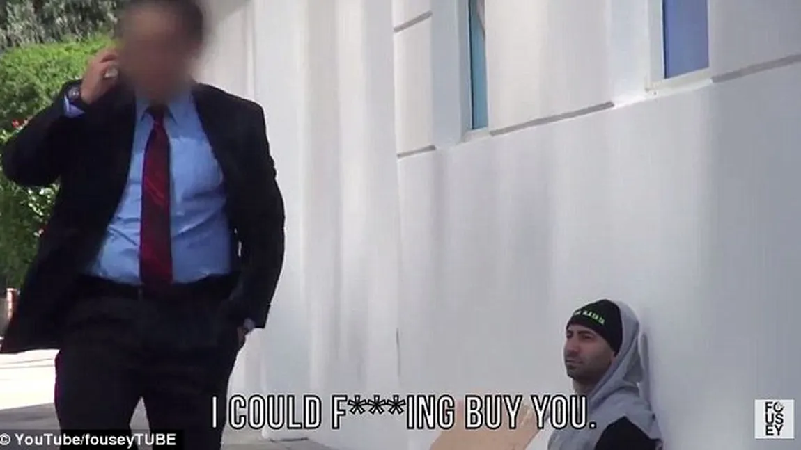 Ce se întâmplă când un CERŞETOR oferă bani oamenilor care trec pe lângă el. Reacţia trecătorilor VIDEO