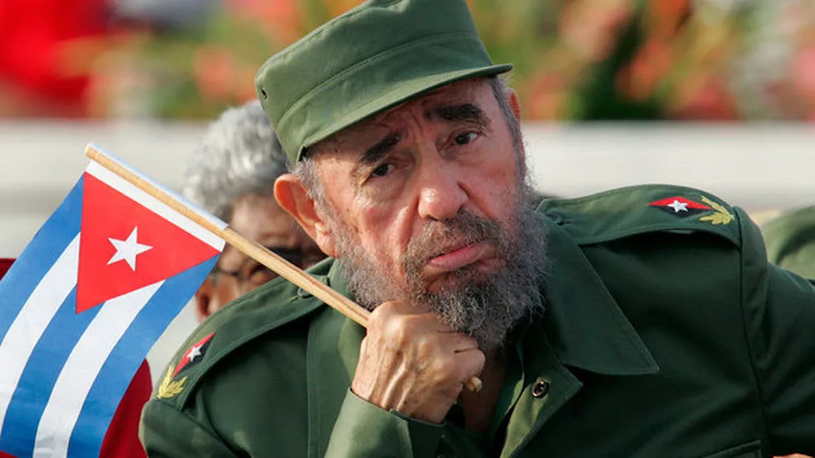 Fidel Castro, apariţie rară în public după o pauză de un an FOTO