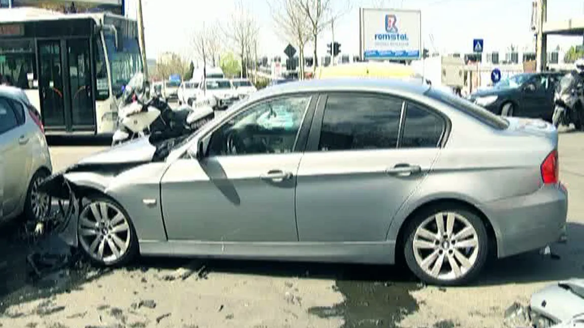TREI MAŞINI, implicate într-un accident TERIBIL în Bucureşti VIDEO