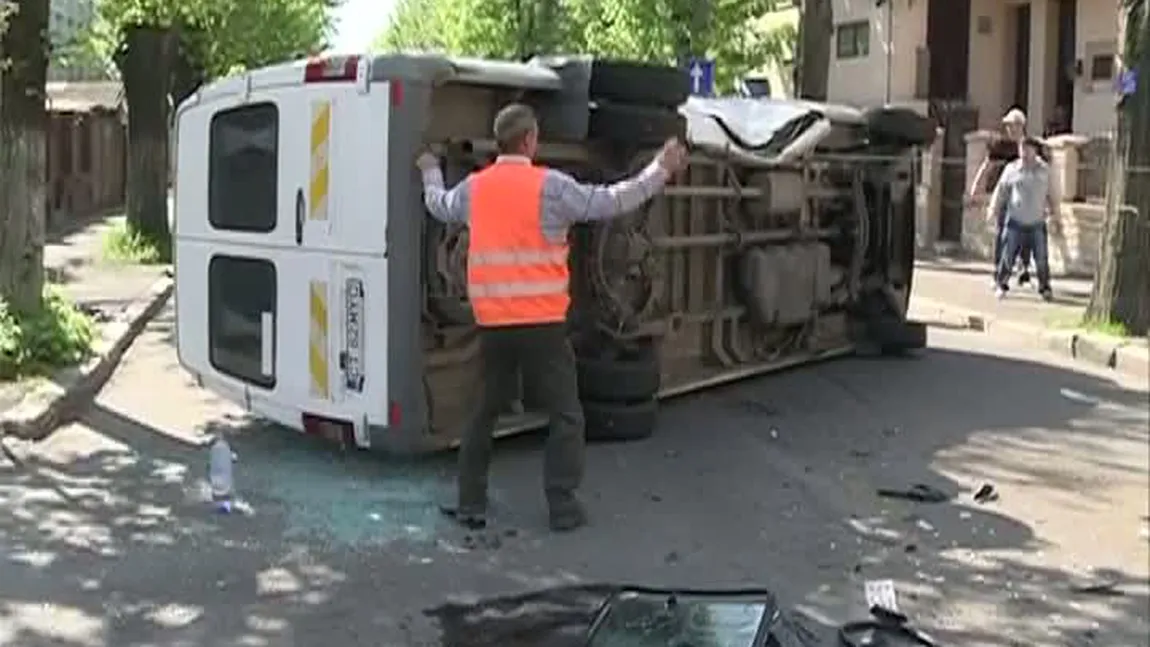 O maşină de lux a intrat într-un microbuz cu persoane, în Constanţa. Şase persoane, rănite VIDEO