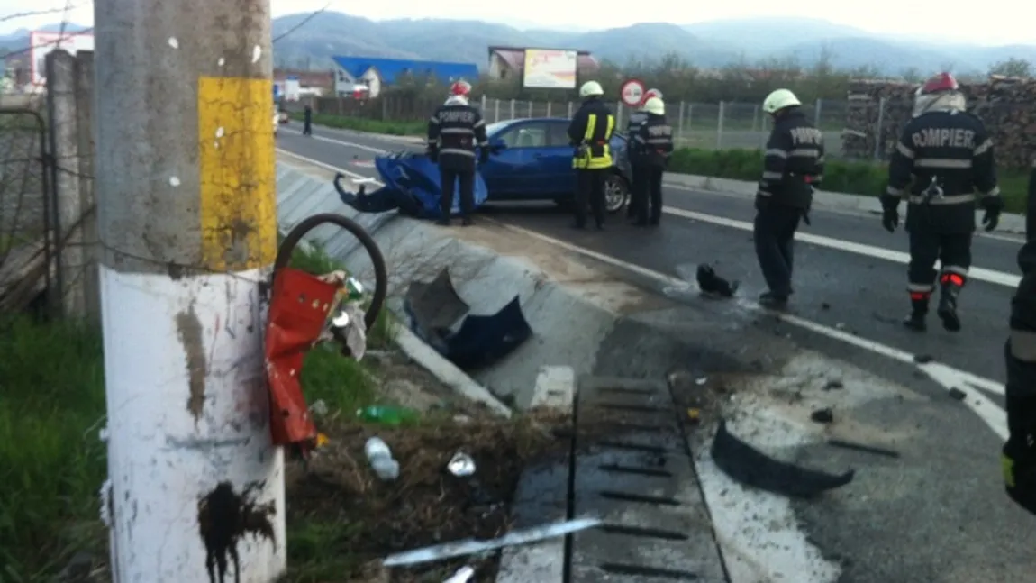 Au văzut moartea cu ochii. Cinci tineri, în stare gravă după ce au intrat cu maşina în stâlp la 180 km/h