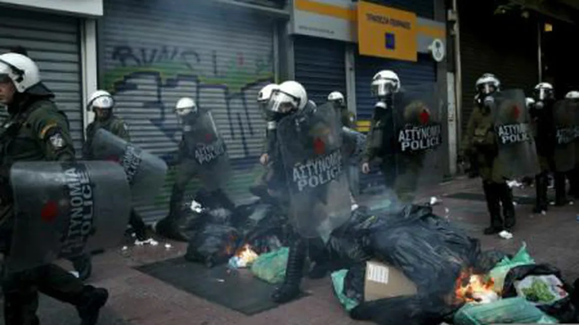 Anarhiştii care ocupau Rectoratul Universităţii din Atena au fost evacuaţi din clădire VIDEO