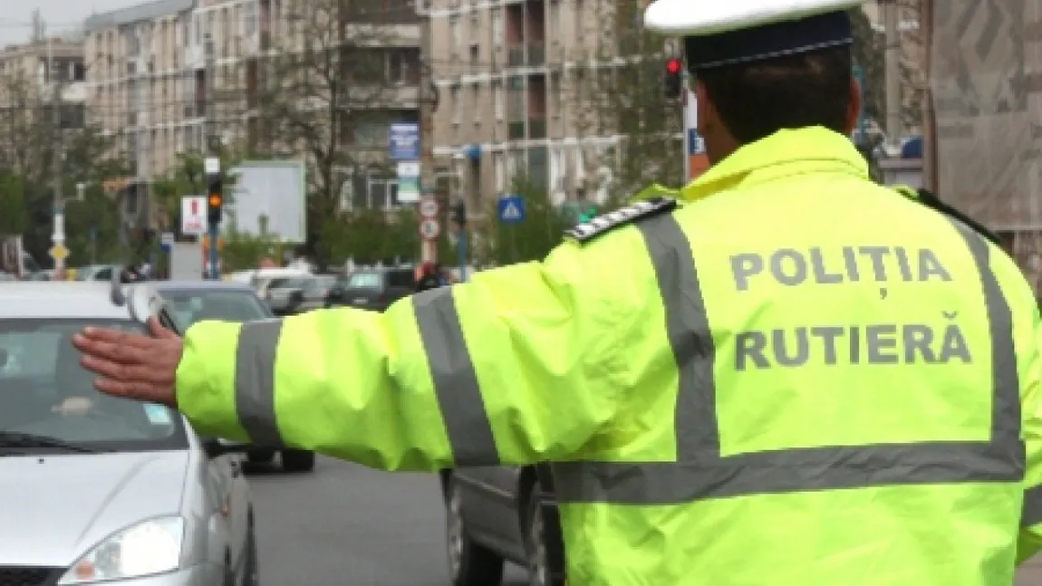 Un şofer fără permis a fost reţinut, după ce a lovit un poliţist cu maşina