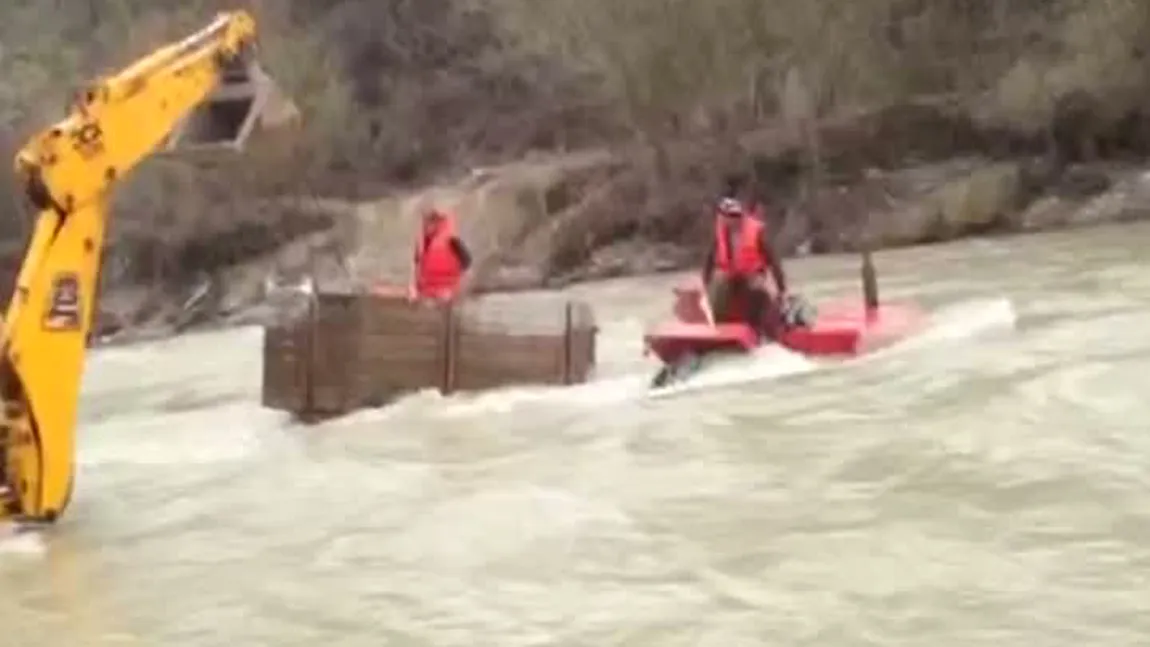 Un bărbat din Vrancea, salvat din mijlocul apelor învolburate VIDEO