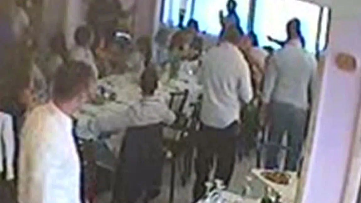 Scandal într-un restaurant din Râmnicu Vâlcea. Petrecăreţii i-au bătut crunt pe lăutari