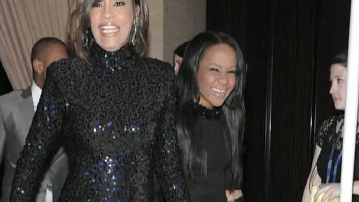 Bobbi Kristina, fiica lui Whitney Houston, s-a trezit din comă