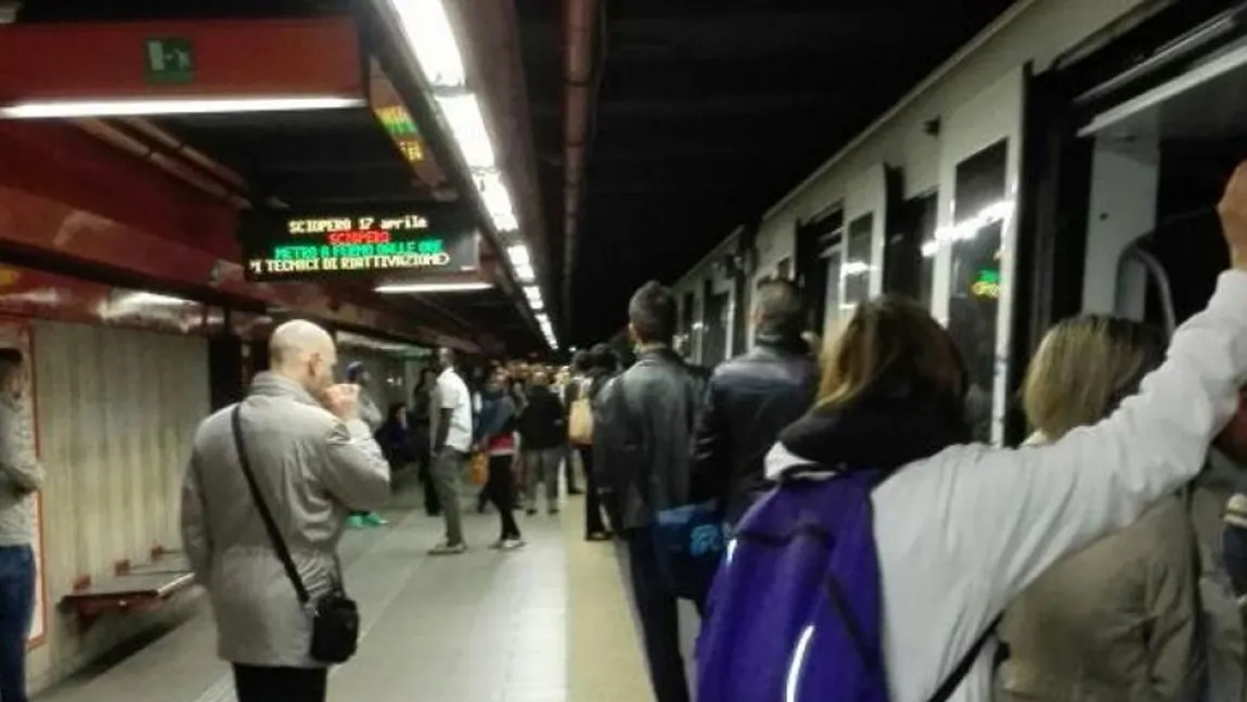 Italia: Grevă în transporturi. Metrourile s-au oprit între staţii. Sute de călători, blocaţi în vagoane VIDEO