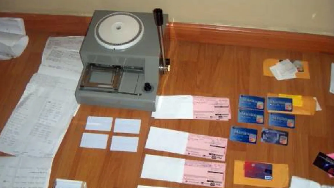 13 persoane, reţinute într-un dosar de fraudă bancară şi spălare de bani