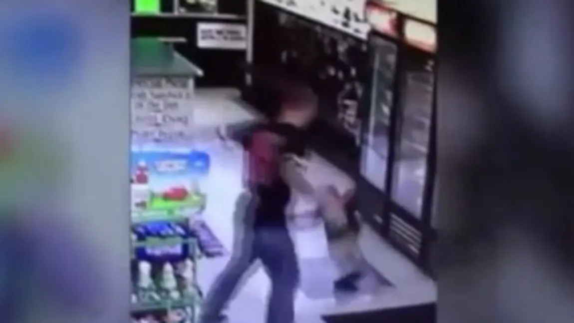 Imagini şocante într-un supermarket: Copil LOVIT CU BESTIALITATE peste faţă de către un tânăr