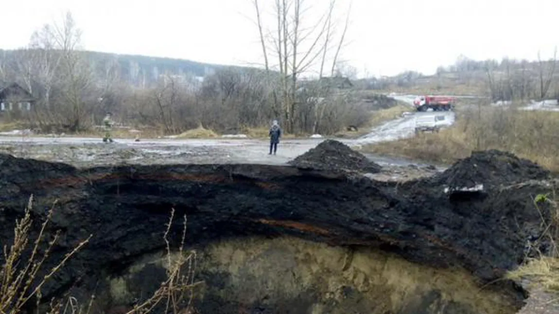 Un CRATER GIGANTIC a apărut într-un sat din Siberia