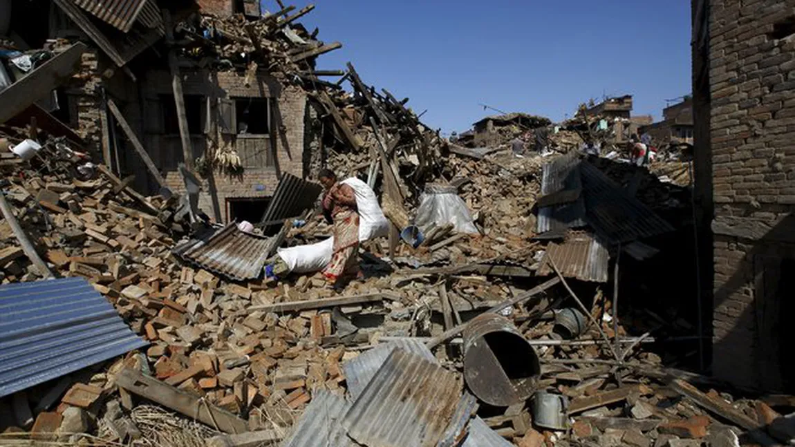CUTREMUR ÎN NEPAL. 6000 de morţi scoşi de sub dărâmături
