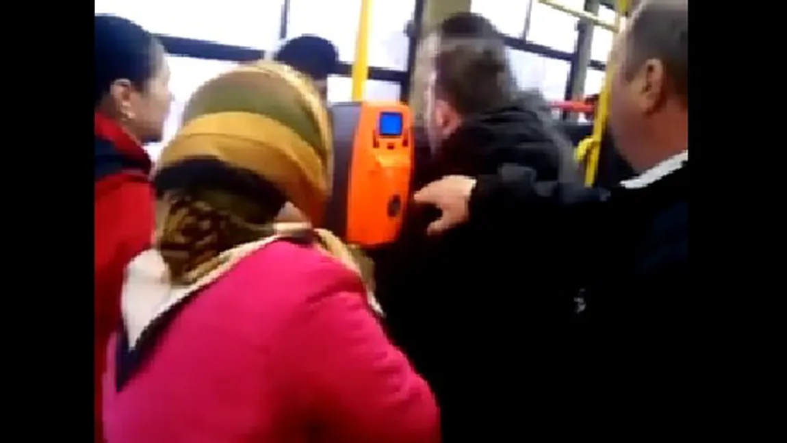 Bătaie filmată în RATB. Controlorii au sărit cu pumnii pe un călător fără bilet