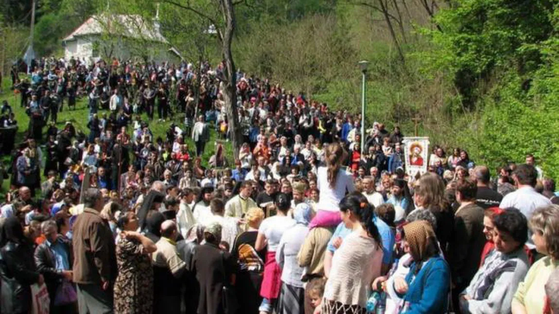 Minunile de la Mănăstirea Izbuc. Credincioşii merg la izvorul care vindecă boli
