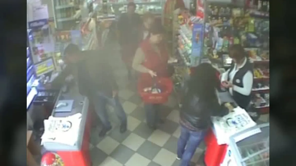 Un hoţ a jefuit un magazin de faţă cu clienţii VIDEO