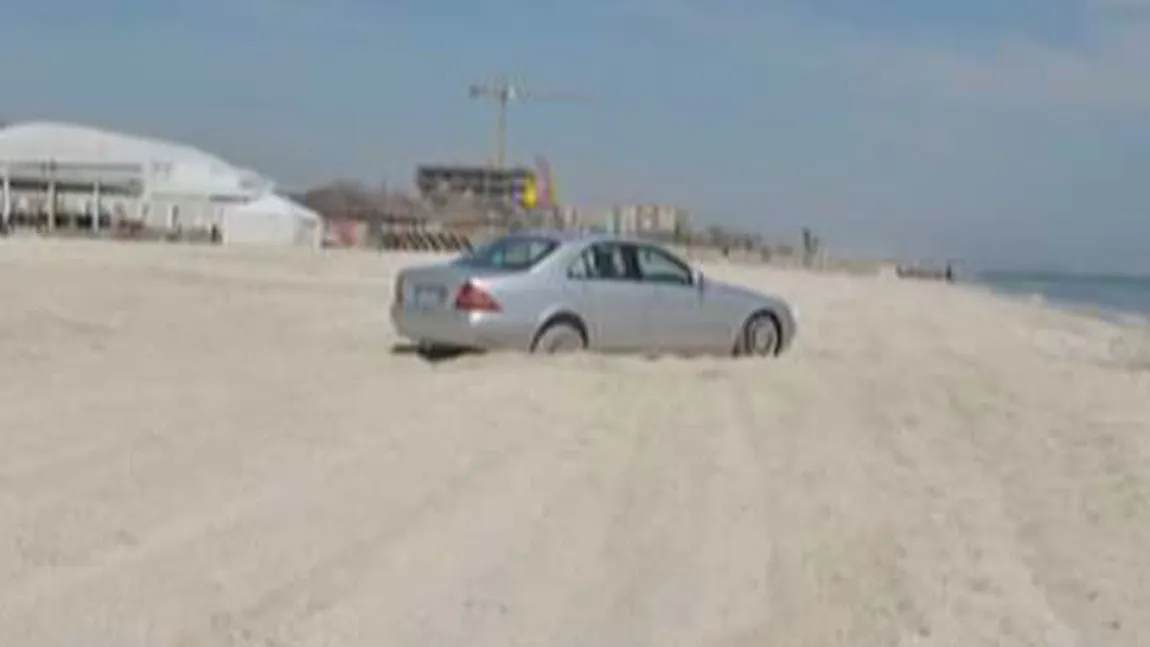 Fiţe pe litoral: Doi şoferi au intrat cu maşinile de lux pe plajă FOTO