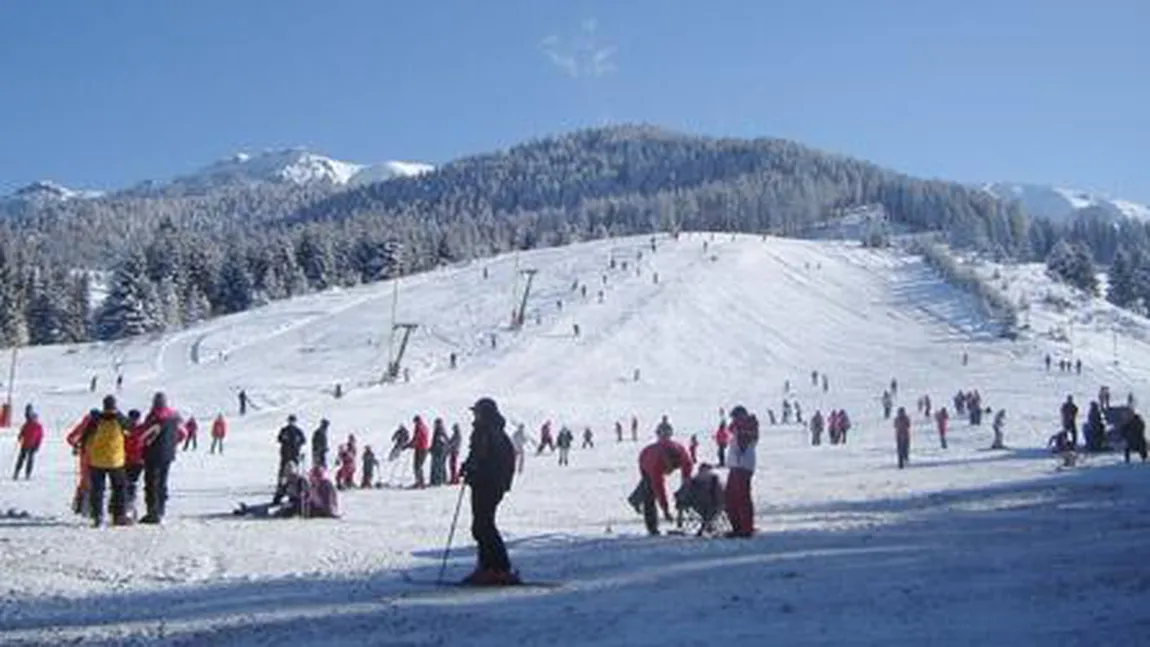 Pârtiile de schi de pe Valea Prahovei, pline de turişti, în prima zi de Paşte