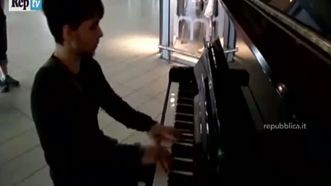 Iniţiativă inedită: Autorităţile italiene au instalat piane în mai multe gări VIDEO
