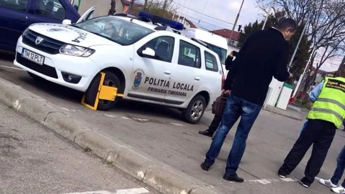 O maşină a Poliţiei Locale aflată în misiune s-a ales cu ROATA BLOCATĂ pentru parcare interzisă
