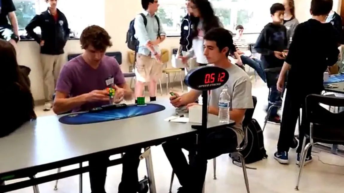 RECORD MONDIAL. Un adolescent a rezolvat un cub Rubik în 5 secunde şi 25 de sutimi VIDEO