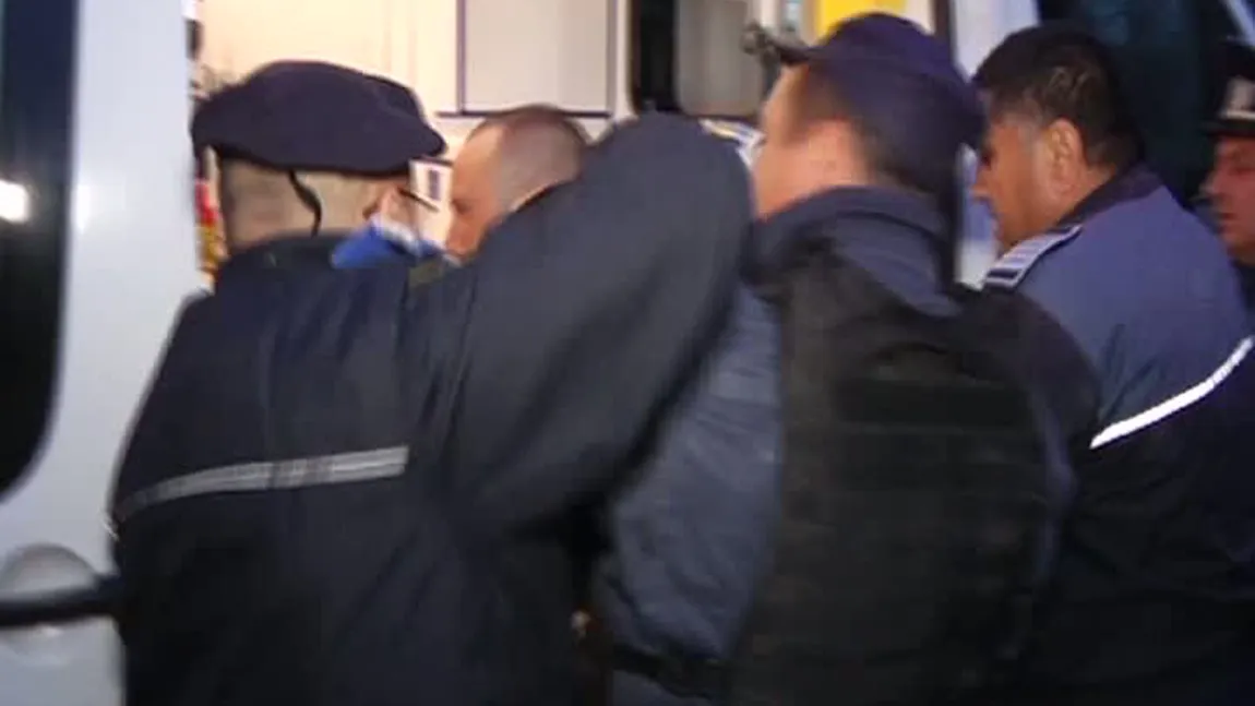 Un prahovean beat a ameninţat că se aruncă de pe un bloc