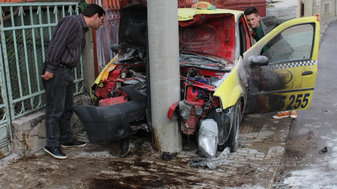 Accident grav: Un taxi a luat foc şi s-a izbit violent de un stâlp