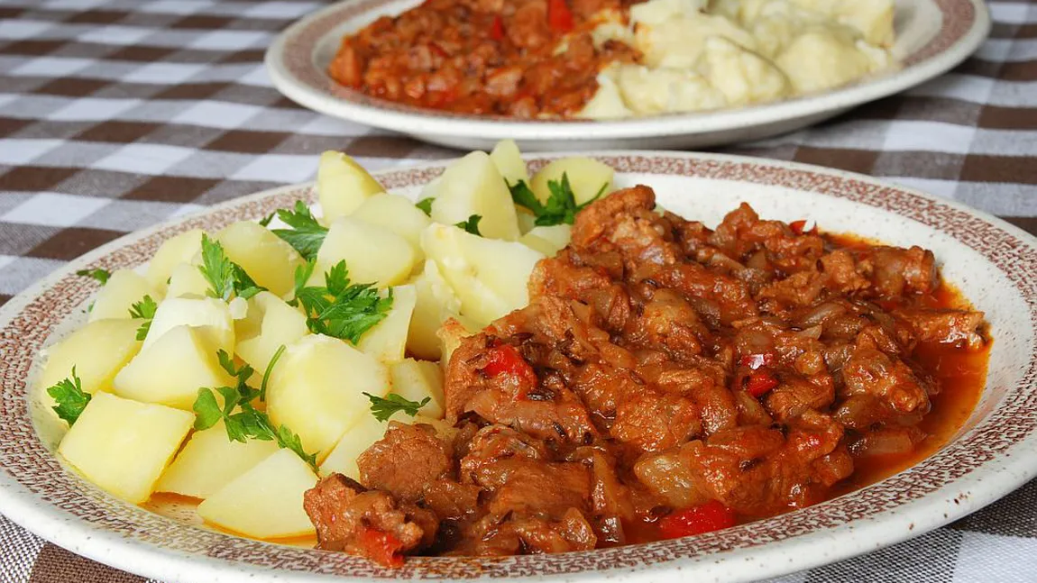 REŢETA ZILEI: Tocăniţă picantă din carne de porc cu cartofi