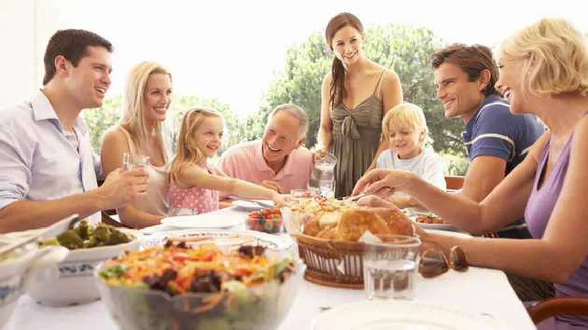 Masa de Paşte: 4 trucuri care te ajută să mănânci fără să faci indigestie şi să te balonezi