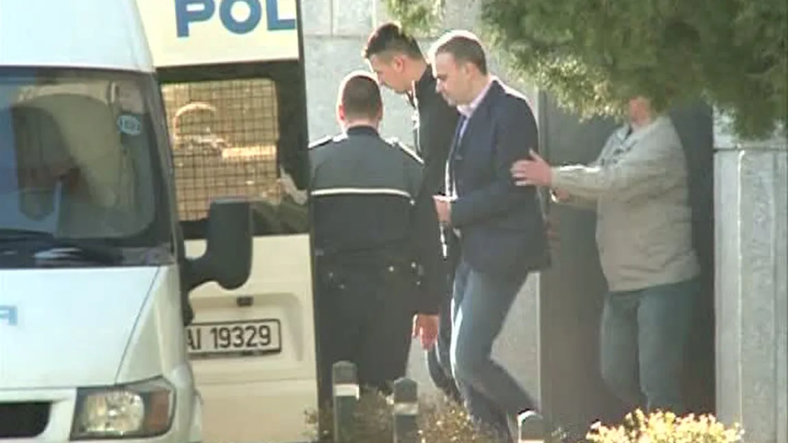 DARIUS VÂLCOV, arestat preventiv pentru 23 zile. Fostul ministru a fost scos în CĂTUŞE de la DNA