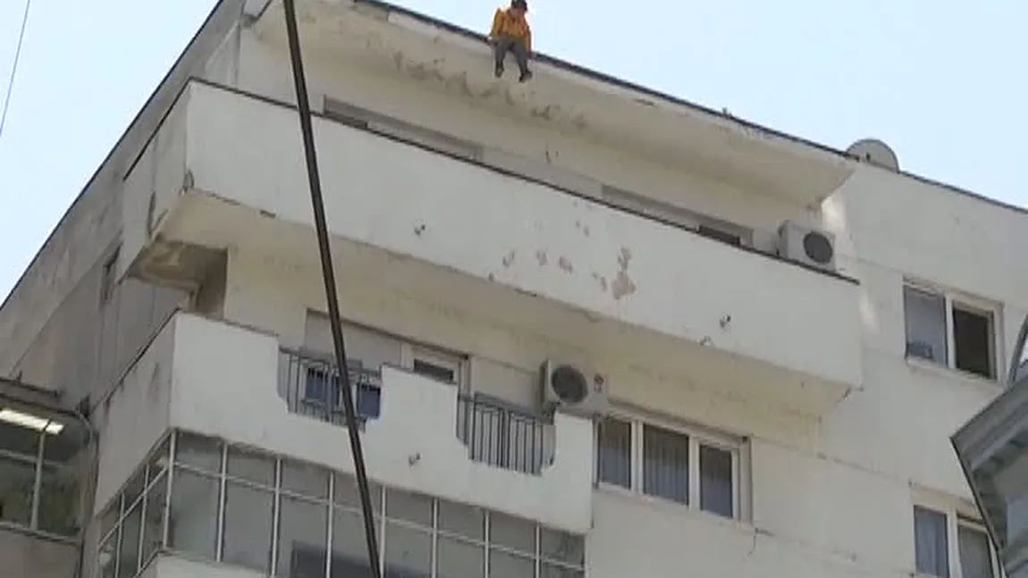 Revoltă în cazul femeii care s-a aruncat în gol. Vecinii critică neglijenţa autorităţilor VIDEO