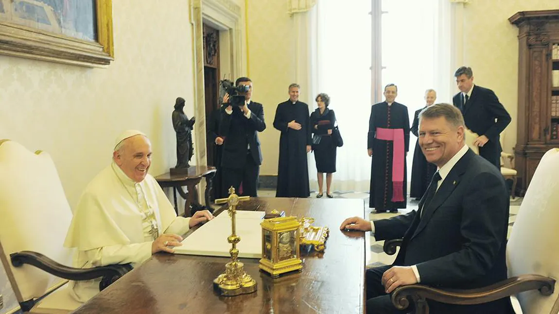 Klaus Iohannis, în vizită, vineri, la Vatican. Şeful statului a stat de vorbă cu Papa Francisc FOTO