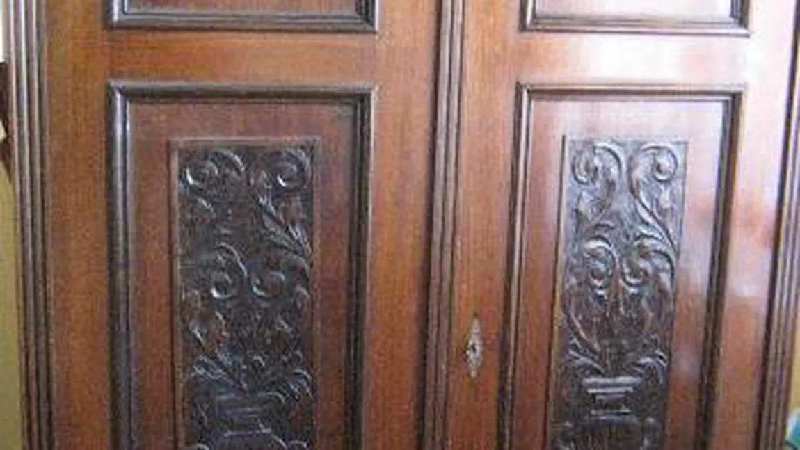 Şi-a cumpărat un dulap second hand, dar era să moară de inimă când a ajuns acasă. Ce a descoperit femeia