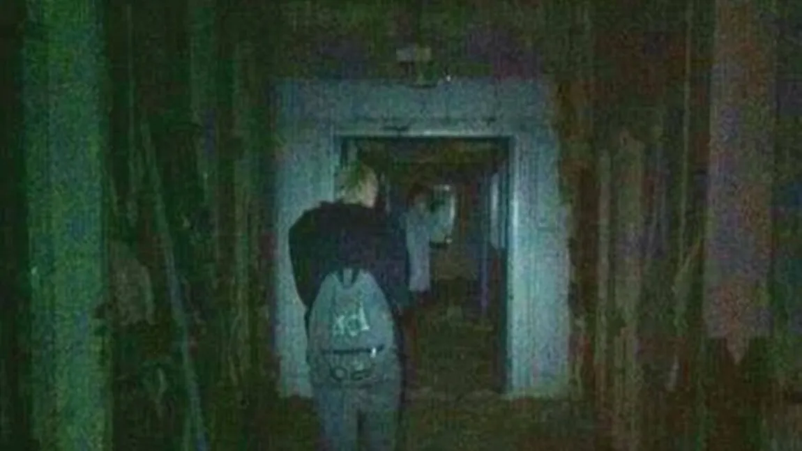 FANTOMĂ surprinsă la un ospiciu abandonat. Stafia le-a spus să aibă grijă la scări VIDEO