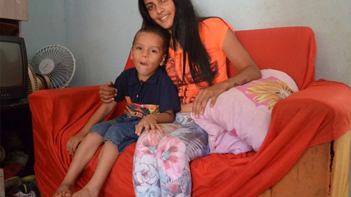 Povestea mamei de 23 de ani care căuta prin gunoaie să îşi crească copilul. O descoperire i-a schimbat viaţa