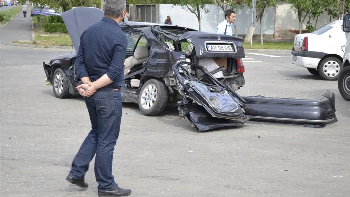 Accident TERIBIL la Arad. O maşină a fost izbită în plin de un TIR. Imagini TULBURĂTOARE
