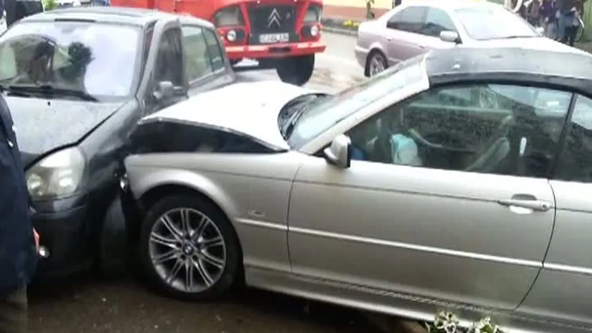 Accident rutier în faţa unui liceu din Cluj. Două maşini s-au tamponat VIDEO