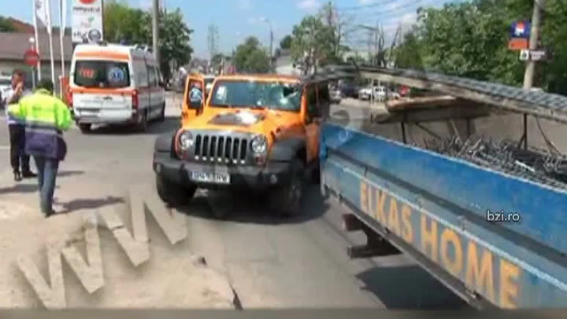 Accident şocant: Şofer, la pas să fie ucis de mai multe bare de metal aflate în maşina din faţă VIDEO