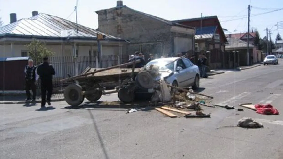 Căruță SPULBERATĂ de un Fiat condus de un şofer de 72 de ani. Două victime au rezultat în urma impactului