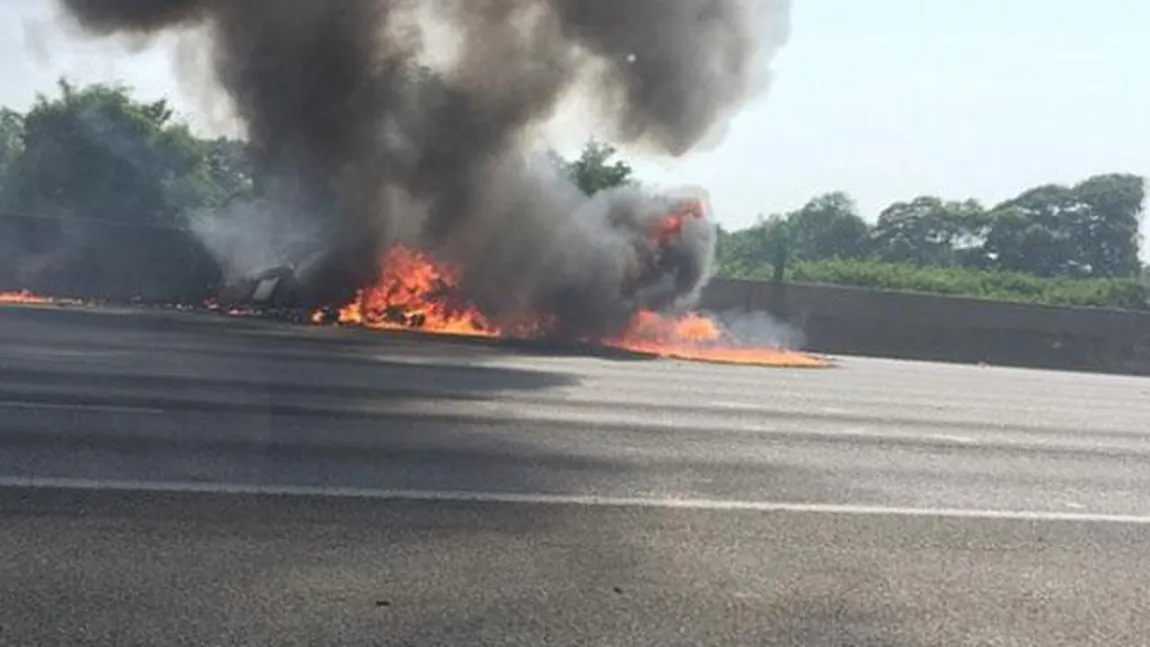 Tragedie în SUA: Un avion uşor s-a prăbuşit pe o autostradă. Patru persoane au murit