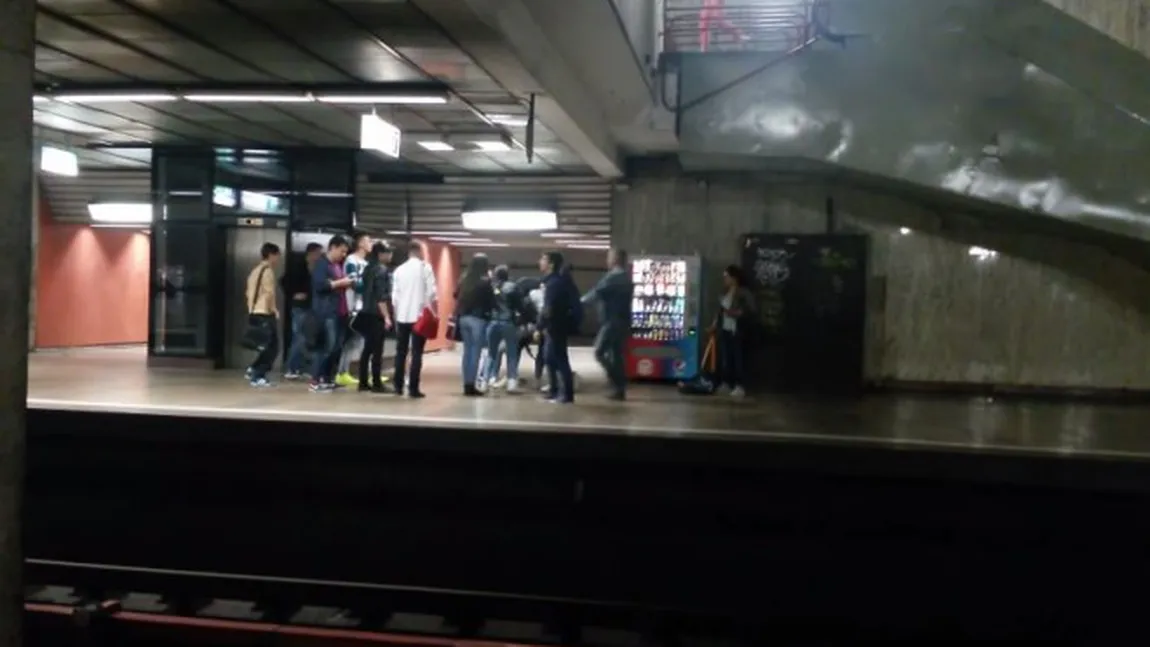 Bătaie CRUNTĂ la metrou. Două tinere s-au răfuit pe peron VIDEO