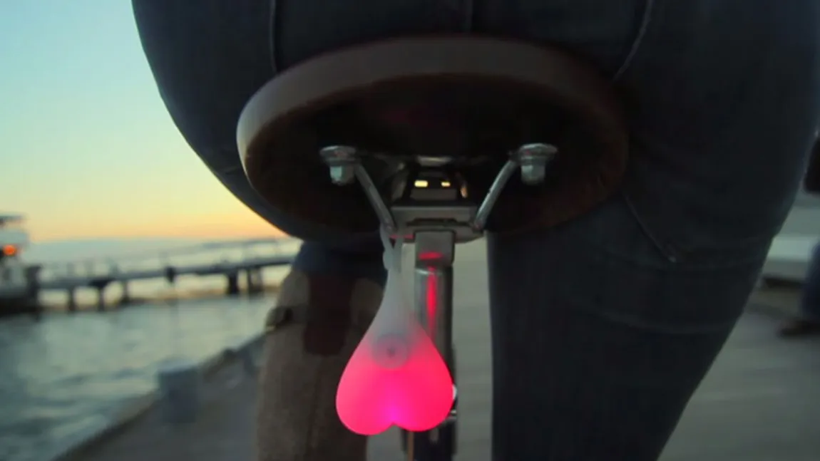 Invenţie bizară. Testiculele de silicon, noul accesoriu care garantează securitatea bicicliştilor VIDEO