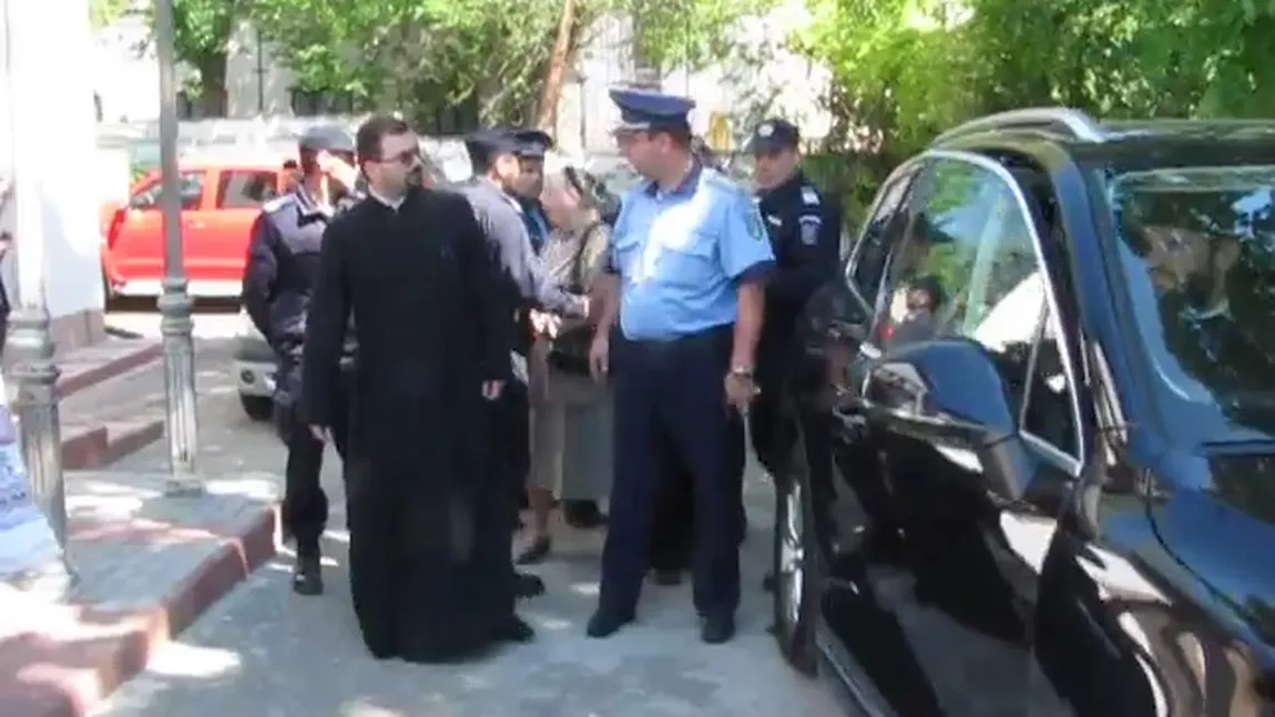 Episcopul de Huşi, apariţie sfidătoare într-un bolid de lux. Enoriaşii, ţinuţi la distanţă de un aghiotant