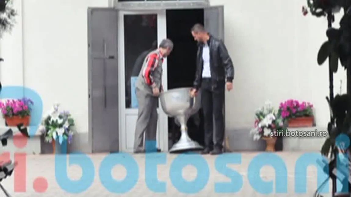 Bebeluş în stare gravă la spital după ce a fost scăpat de preot în cristelniţă la botez VIDEO