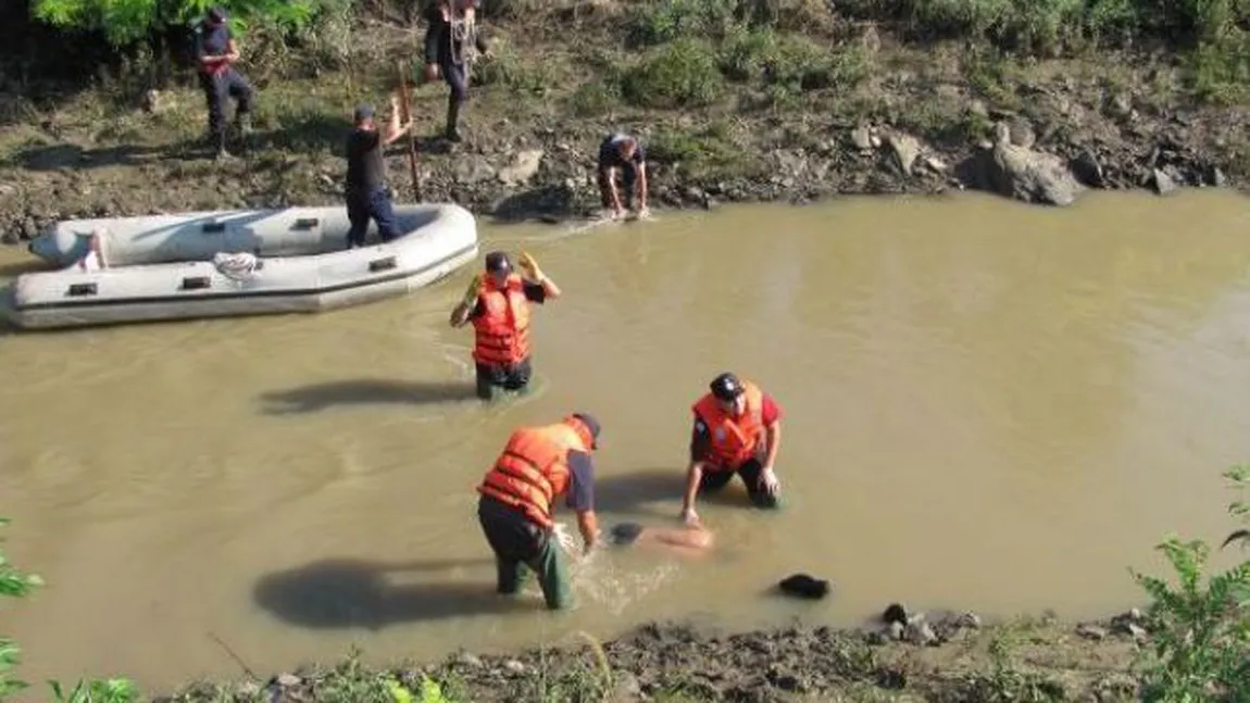 Cadavrul unui tânăr, găsit într-un pârâu din Prahova