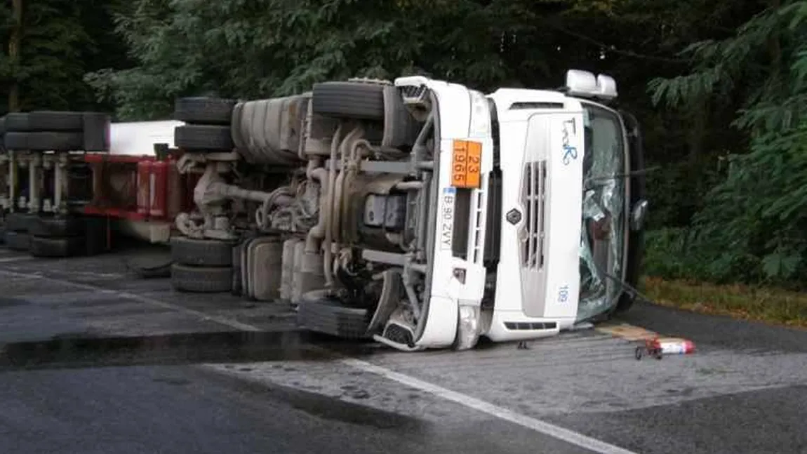 Trafic îngreunat în Vaslui, după ce o cisternă cu zeci de tone de combustibil s-a răsturnat